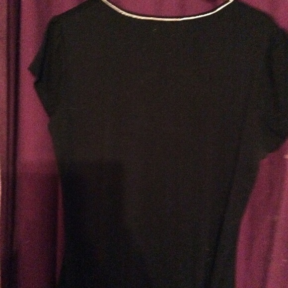 Like new black v neck tee - Picture 3 of 5